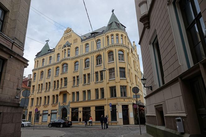 Koci Dom -  secesyjny budynek stylizowany na architekturę średniowieczną.