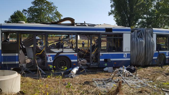 Tak wygląda autobus po wybuchu bomby, którą chciał stworzyć Paweł R.