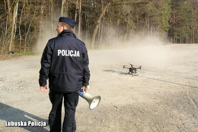 Policjanci kontrolują zielonogórzan z drona