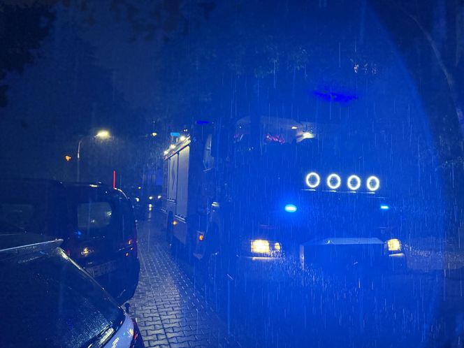 Z mieszkania na Mokotowie wydobywał się dym. W środku znaleziono ciało mężczyzny. Leżało wśród szalejących płomieni