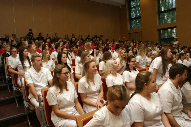 Uniwersytet Medyczny w Białymstoku. Czepkowanie