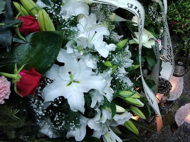 Tragedia w Salisbury. Zamordowane kobiety pochowane w Tarnowie. Grobu nie widać spod kwiatów
