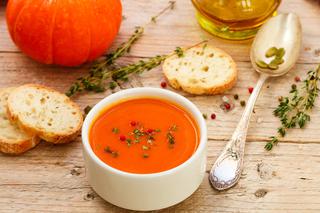Zupa krem z dyni pieczonej i pomidorów: przepis na jesień [WIDEO]