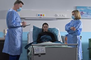 Pierwsza miłość, odcinek 4039: Angelika/Milena (Patrycja Franczak), jej matka Eliza (Anna Maria Sieklucka), lekarz