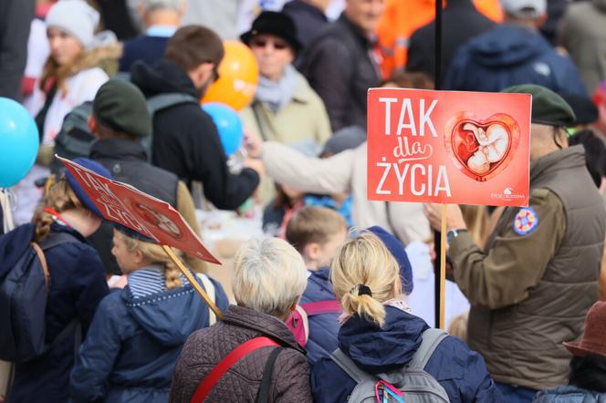 Ulicami Warszawy przeszedł Marsz dla Życia i Rodziny. Uczestnicy nieśli banery z napisem: "Mamo, pozwól mi żyć"
