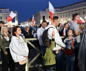 Zło dobrem zwyciężaj. Setki osób czuwały w Watykanie w rocznicę wyboru Jana Pawła II