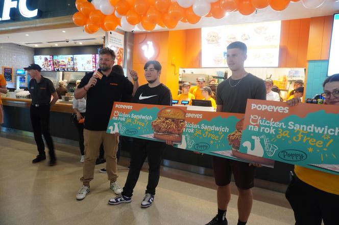 Trzy osoby wygrały roczny voucher na firmową kanapkę do Popeyes w Poznaniu