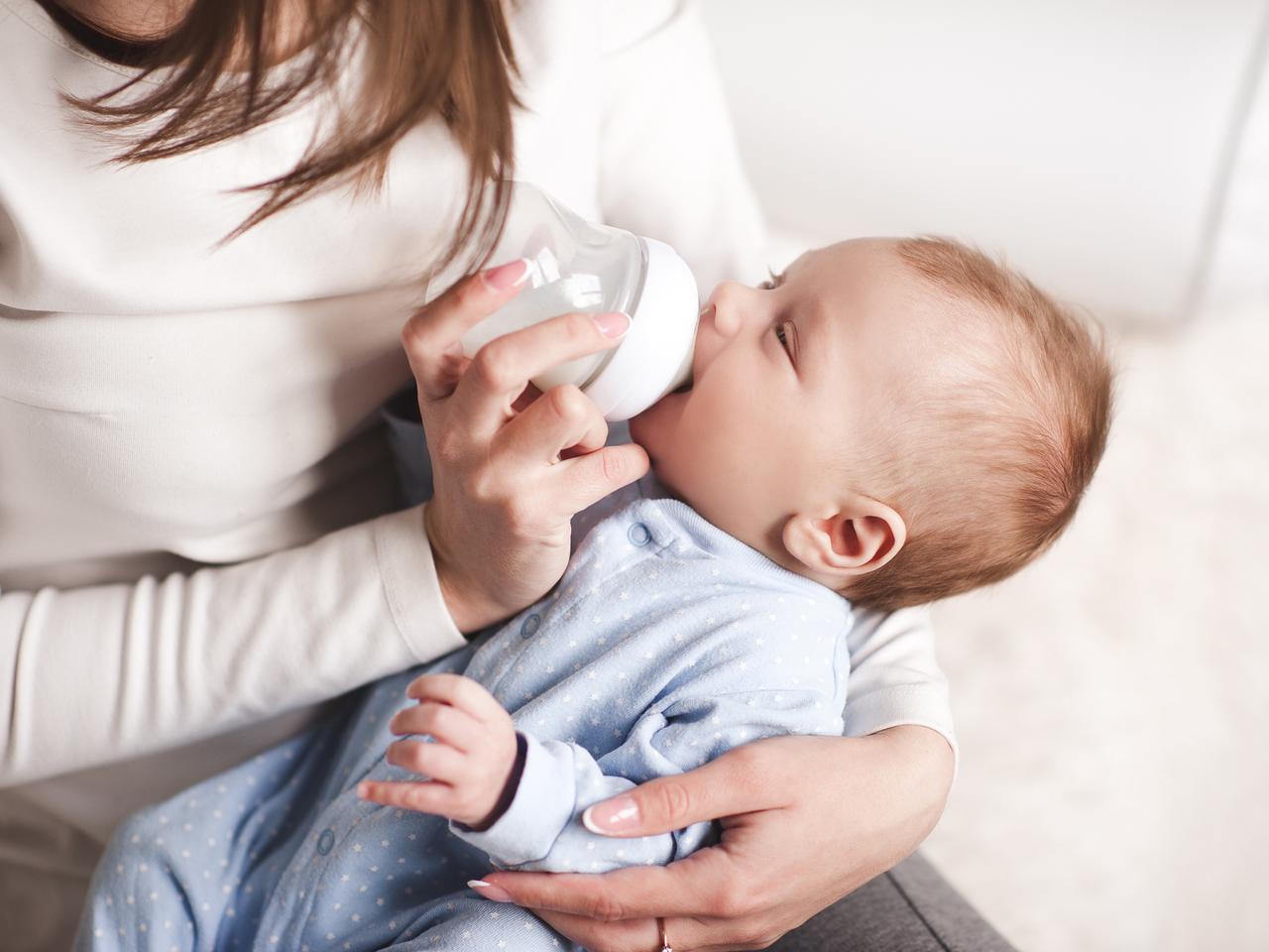 10 zasad karmienia butelką noworodka. Poradnik dla mam karmiących sztucznie