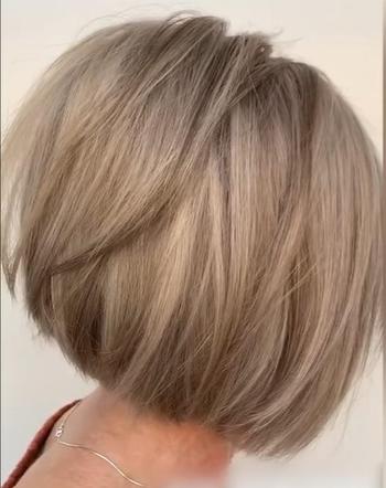To najlepsza fryzura dla kobiet po 50-tce na blond włosy