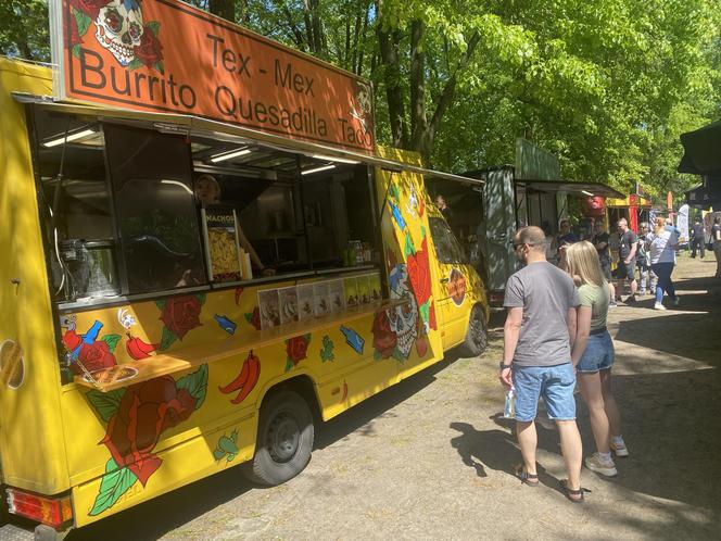 Festiwal Samków Food Trucków w Olsztynie 2024. Nad Ukielem można zjeść dania z całego świata [ZDJĘCIA]