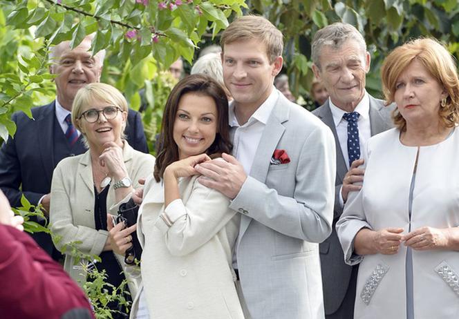 Barwy szczęścia odc. 2000. Kasia (Katarzyna Glinka), Łukasz (Michał Rolnicki), Stefan (Krzysztof Kiersznowski), Waleria (Ewa Ziętek), Regina (Ewa Serwa), Ludwik (Marek Lewandowski)