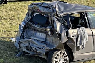 Groźny wypadek w Palmirach. Ciężarówka wbiła się w forda