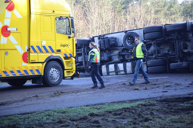 Przewrócony TIR na autostradzie