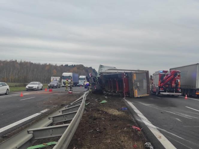 Samochód ciężarowy przewrócił się na trasie A4 