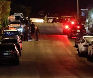 Policja i członkowie rodziny w domu Matthew Perry'ego w Pacific Palisades po tragicznej gwiazdy „Przyjaciół”