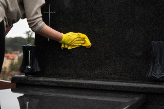 Jak wyczyścić grób z granitu? Dodaj 2 łyżki do wody i przetrzyj płytę nagrobną. Granit będzie lśniący. W ten sposób unikniesz zarysowania grobu