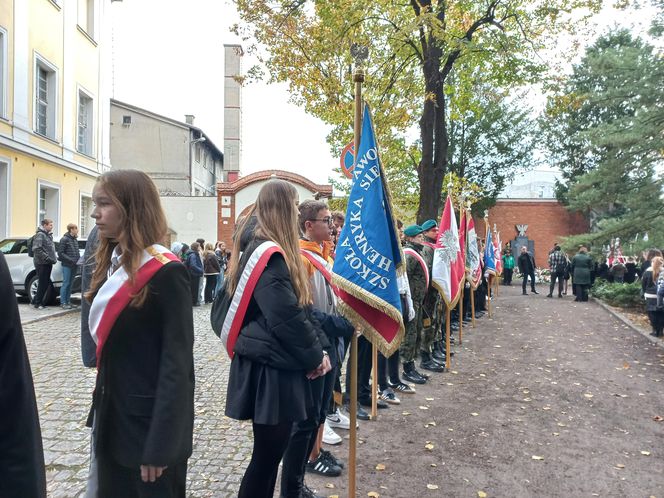 Zapalono znicze dla rozstrzelanych mieszkańców Leszna. W rocznicę tragicznych wydarzeń [ZDJĘCIA]