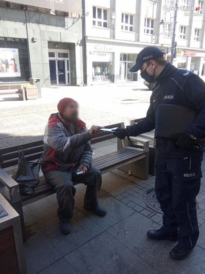 Bezdomni też muszą nosić maseczki! Policjanci z Katowic o to zadbali 