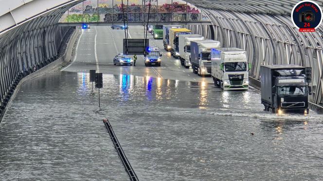 Warszawa. Pływające auta w Ursusie, zatopione po dachy!