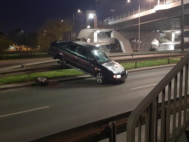 Nietypowy wypadek na Kamiennej w Bydgoszczy! Auto wjechało na barierki! [ZDJĘCIA]