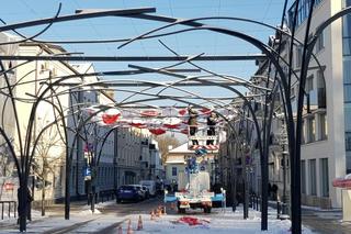To koniec biało-czerwonych parasolek nad ul. Kilińskiego. Mamy zdjęcia z demontażu instalacji! [GALERIA]