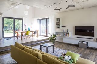 5 sposobów, jak ukryć kable od telewizora w salonie - maskowanie kabli ZDJĘCIA