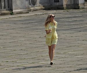 Małgorzata Socha przebiera się w parku