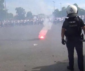 Służby opublikowały szokujące nagranie. Kibice rzucali w policjantów szklanymi butelkami. „Zatrzymali blisko 100 osób”.