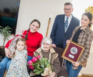 Leokadia, ps. Sarna była łączniczką AK. Janina spędziła młodość na robotach przymusowych w Niemczech, tam poznała miłość życia