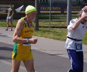 Seniorzy w Bydgoszczy pokazali moc! Blisko setka na starcie pierwszego Biegu Seniora