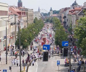 Boże Ciało 2024. Tłumy wiernych przeszły w procesji ulicami Białegostoku