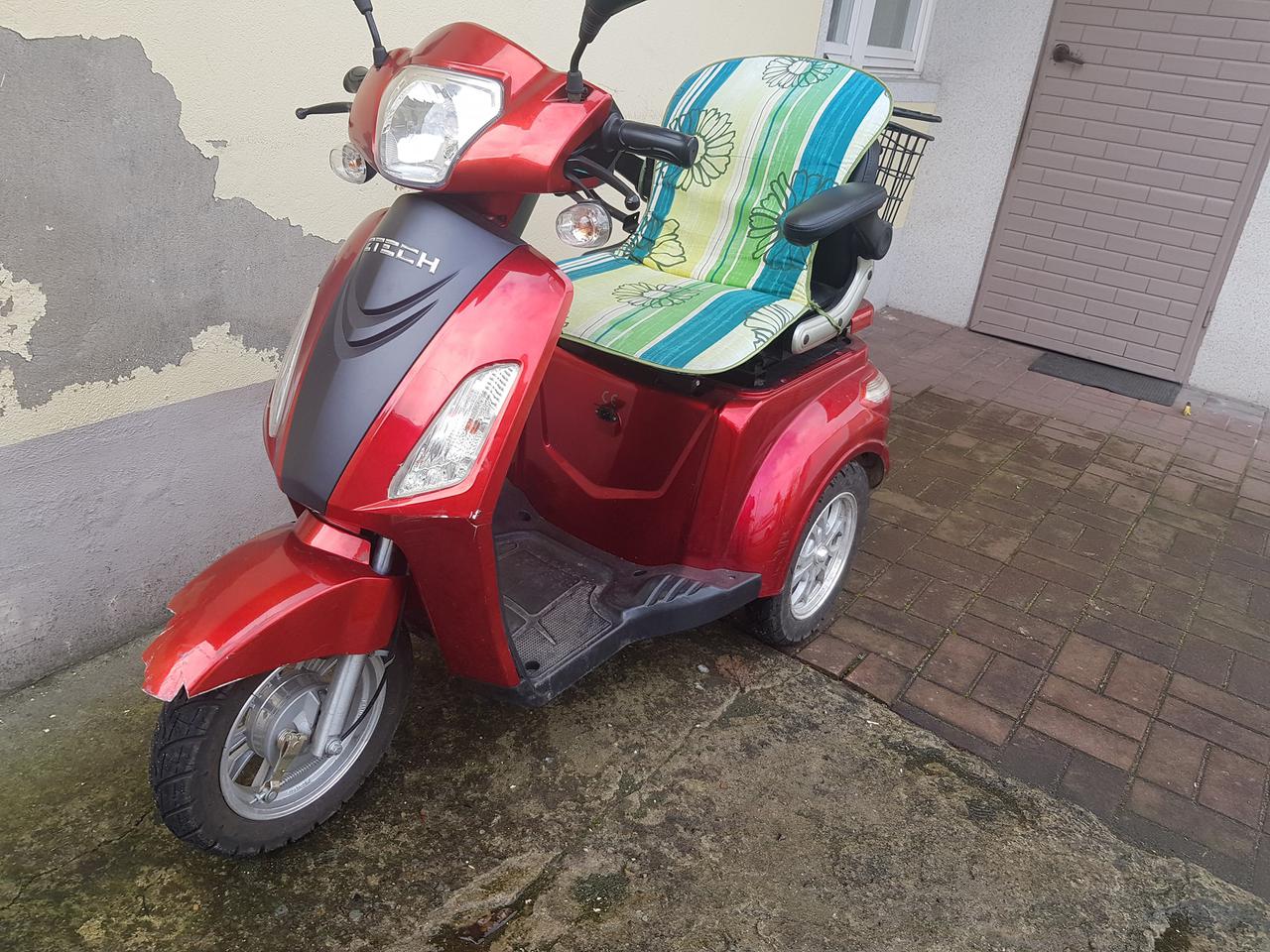 Zgubił się poza miastem, a jego wózek odmówił posłuszeństwa - strażnicy uratowali staruszka