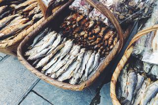 Świeżo złowione ryby - jak przygotować je na ognisku?