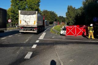 Śmiertelny wypadek pod Wieluniem! 62-latek ofiarą zderzenia trzech pojazdów [ZDJĘCIA].