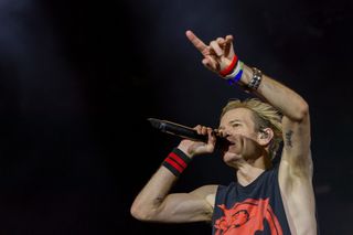 Deryck Whibley był wykorzystywany przez byłego menedżera? Poważne oskarżenie w autobiografi lidera Sum 41