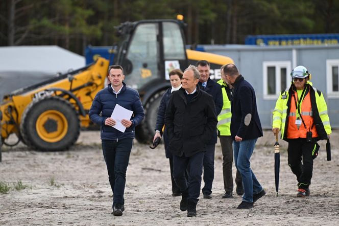 iebrowo, 15.10.2025. Premier RP Donald Tusk podczas wizyty na miejscu planowanej budowy pierwszej polskiej elektrowni jądrowej Lubiatowo – Kopalino w Biebrowie (woj. pomorskie)