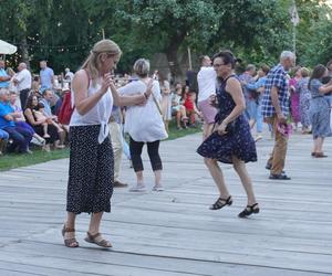 Sielanka na parkiecie w Muzeum Wsi Lubelskiej pod gołym niebem! Za nami kolejna potańcówka w rytmie miejskiego folkloru z Warszawy i Lwowa