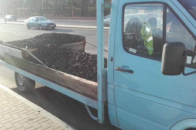 Nietypowy ładunek w Olsztynie. Pomoc drogowa przewoziła węgiel