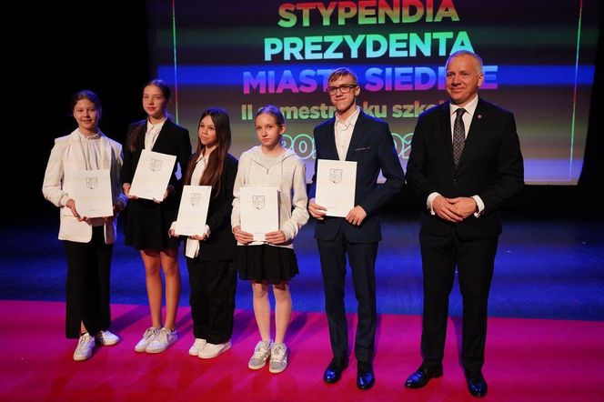 Stypendia Prezydenta Miasta Siedlce wręczone. Zobacz zdjęcia