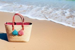 Idealna torebka na lato 2025. Wzory i fasony, które będą królowały w tym sezonie