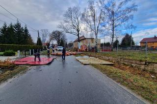 Silny wiatr nad Dolnym Śląskiem. Zerwany dach, powalone drzewa i zablokowana droga