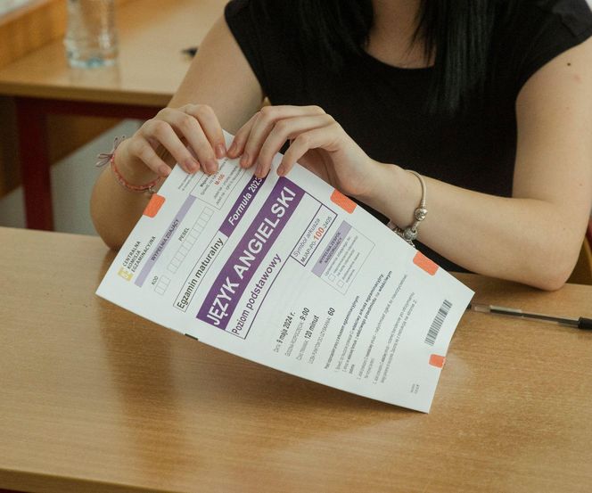 Matura 2025 angielski rozszerzony: przykładowa rozprawka, list, artykuł. Przykłady CKE