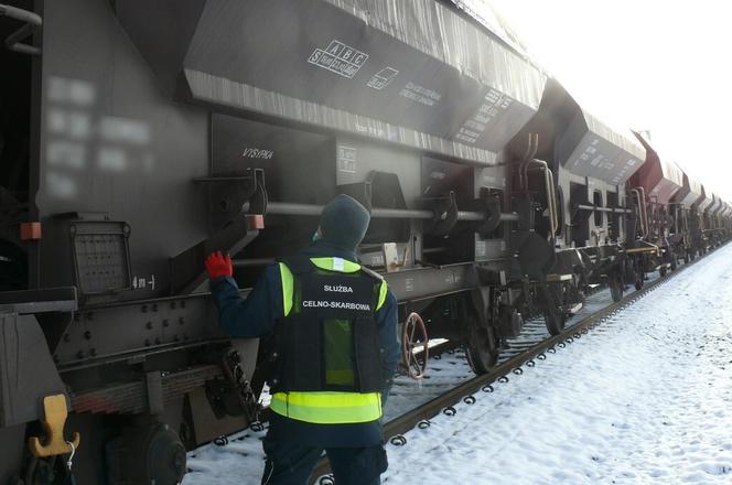 Kontrabanda z Białorusi w pociągu towarowym. W jej wykryciu pomógł skaner [ZDJĘCIA]