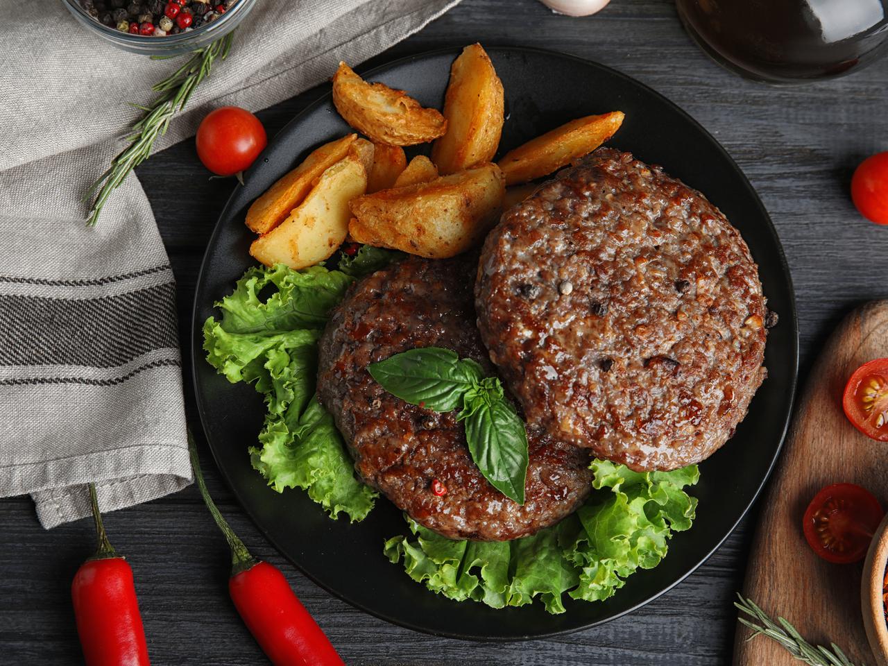 Soczyste bryzole z mielonego mięsa i tartych ziemniaków - tańsze zrazy na obiad