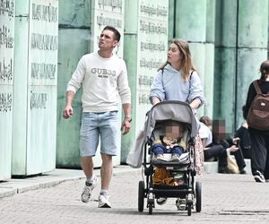 Filip Gurłacz na spacerze z żoną i synem. Nie zwalczył nałogu 