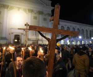 Tłumy wiernych przeszły przez stolicę. Centralną Drogę Krzyżową poprowadził kardynał Nycz