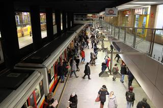 Warszawskie metro jeździ już 25 lat. Jak linie zmieniły się przez ten czas? [GALERIA]