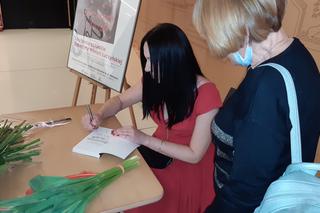 Tłumy czytelników na spotkaniu autorskim Katarzyny Łuczyńskiej! „Grzeszna i święta” ma szansę stać się bestsellerem!