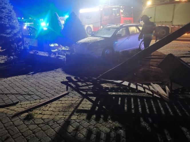 Nieczajna Górna. Bmw huknęło w betonowe ogrodzenie. Nie żyje 20-letni kierowca, pasażer trafił do szpitala