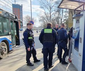 Kraków. Młodzi mężczyźni urządzili libację w autobusie. Pasażerowie przeżyli koszmar